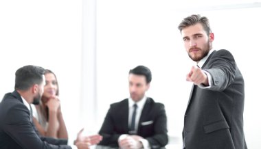 ofiste duran ve you.photo kopya alanı ile işaret ciddi iş adamı