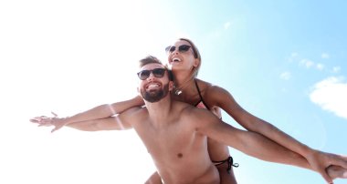 Yakışıklı adam domuzcuğu kız arkadaşına geri veriyor..