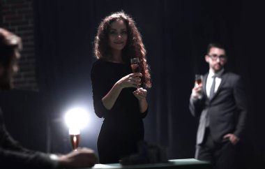 iki çekici çift, içinde karanlık bir arka plan üzerinde casino .photo eğlenceler.