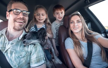 yakın çekim. mutlu bir aile rahat car.family tatil kavramı içinde seyahat