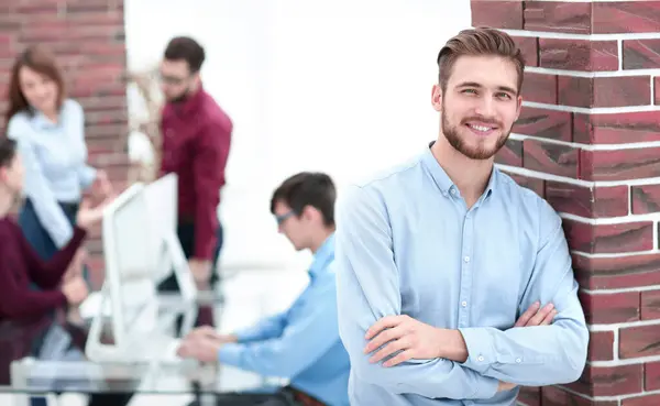 Homme Affaires Avec Des Collègues Arrière Plan Dans Bureau — Photo