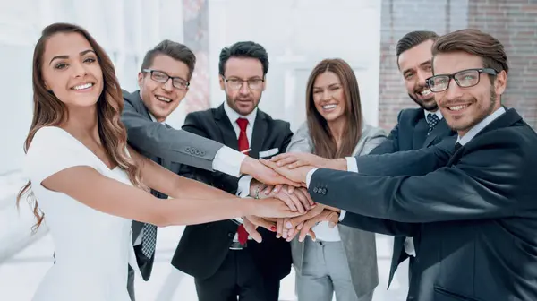 Feliz Equipo Negocios Uniendo Las Manos Puesta Marcha —  Fotos de Stock