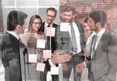 İş arkadaşları cam yakınındaki projeyi tartışmak