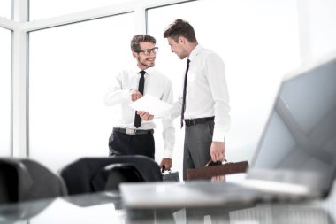 ofis binası içinde sallayarak işadamları yan görünüm eller