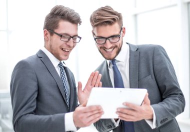 iki arkadaşları dijital tablet bilgilerinden tartışıyor. insan ve teknoloji