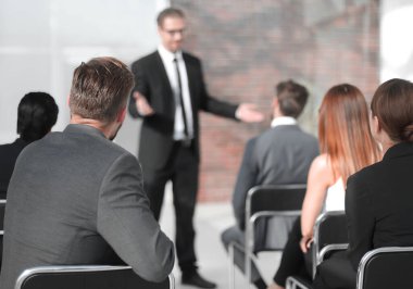 Modern konferans odasındaki iş konferansına katılanlar. İş ve eğitim