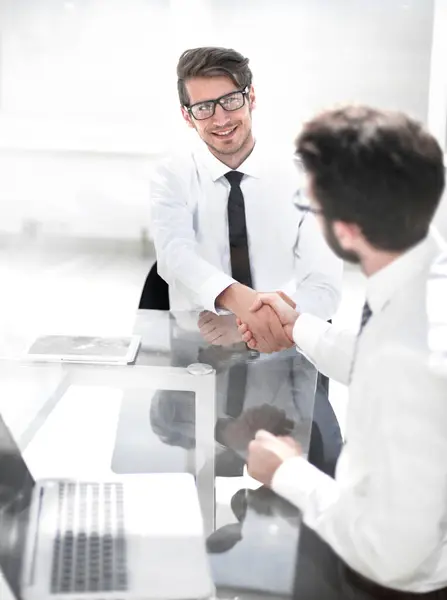 Empleados Felices Dan Mano Mientras Están Sentados Desk Photo Con — Foto de Stock