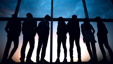 ekip çalışması büyük window.the kavramı yakınındaki tam growth.modern iş takım ayakta