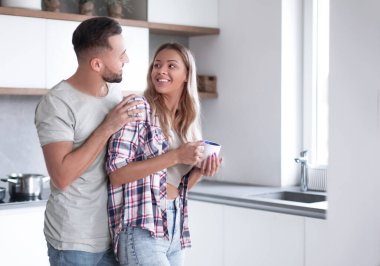 Kapatın. Genç çift sabah mutfakta.