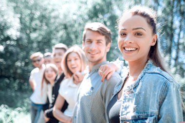 bir grup için metin alanı olan together.photo ayakta ciddi genç adam yan görünüm