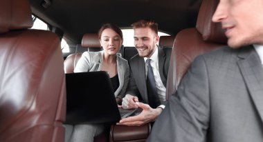 yakın yukarı. iş arkadaşları arabada oturan iş konularını tartışır. iş seyahati