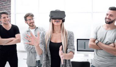 Genç heyecanlı kadın test Vr gözlük veya iki meslektaşları ile oda ofis oturma gözlük telekonferans