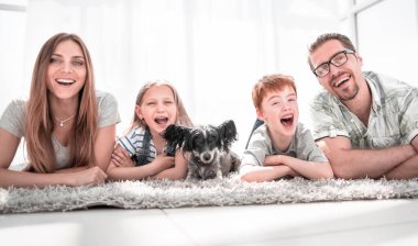 kopya alanı ile yeni yaşam room.photo içinde yatan iki çocuklu mutlu aile