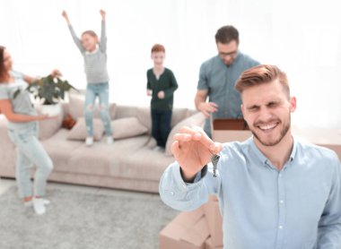 Yeni bir apartment.mortgage, ailenizin ve gayrimenkul kavram arka plan üzerinde tuşları ile gülümseyen Emlak