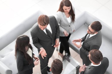 Kişi, iş ve kurumsal kavramı - ofiste toplantı ve konuşmaya iş takım