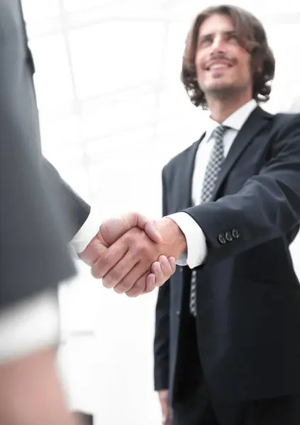 オフィスで握手をするビジネスマンの閉鎖 — ストック写真