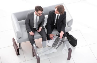 laptop.photo kopya alanı ile verilerden tartışırken iş arkadaşları