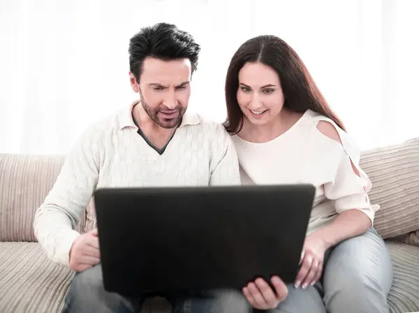Lachen Paar Kijken Naar Laptop Screen Photo Met Kopie Ruimte — Stockfoto