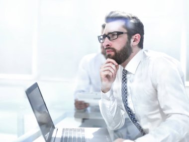 office Desk.business kavramı oturan çalışan hayal