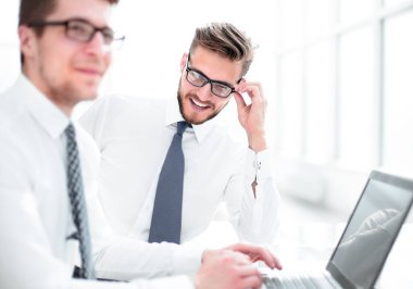 up.two başarılı çalışanlar Resepsiyon insanlar ve teknoloji oturan kapatın