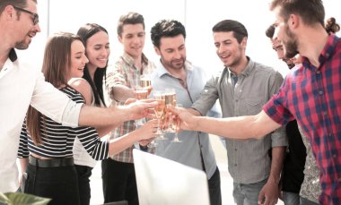 yaratıcı iş takım bir başlangıç onların success.the kavramı kutluyor