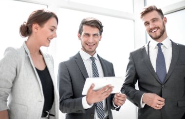 Modern iş adamları ofiste. İnsanlar ve teknoloji.