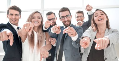Kapat. Bir grup genç iş adamı seni işaret ediyor. Seçim konsepti.
