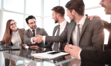 Borsayı analiz eden borsacılar, monitördeki çizelgelere bakıyorlar..