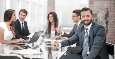 takım çalışması iş team.the kavramı ile bir iş toplantısı işadamı tutar