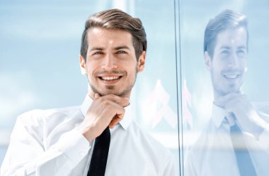 yakın çekim. bir başlangıç düşünceli modern işadamı .en kavramı portresi