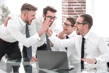 Mutlu ve heyecanlı bir iş ekibi, birbirinize beşlik çakın.