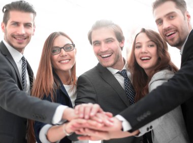 Yaratıcı ekip ellerini daire içine alıyor.