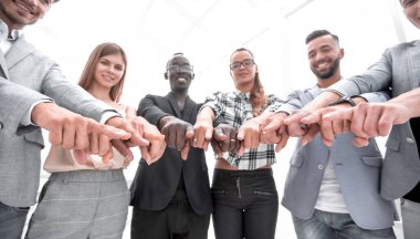 Ekibimize katılmak. Gençlerin grup birbirine yakın duran ve sizi işaret neşeli