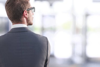 Dikiz aynası. İş adamı ofis penceresinin yanında duruyor. kopyalama alanı olan fotoğraf