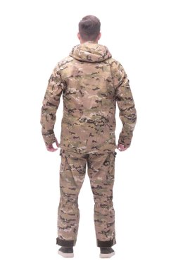 Yan görünüş. Sonbahar kamuflajlı bir adam fotokopi alanına bakıyor. beyaz üzerine izole