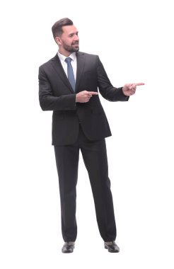 Tam boy. Gülümseyen yakışıklı iş adamı kopyalama alanını işaret ediyor. beyaz arkaplanda izole