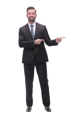 Tam boy. Gülümseyen yakışıklı iş adamı kopyalama alanını işaret ediyor. beyaz arkaplanda izole