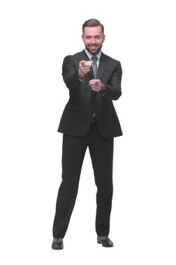 Tam boy. Gülümseyen yakışıklı iş adamı seni işaret ediyor. beyaz arkaplanda izole