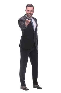 Tam boy. Gülümseyen yakışıklı iş adamı seni işaret ediyor. beyaz arkaplanda izole