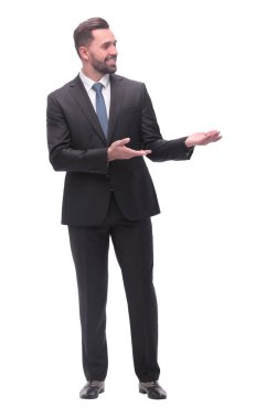 Tam boy. Gülümseyen yakışıklı iş adamı bir tarafı işaret ediyor. beyaz üzerine izole