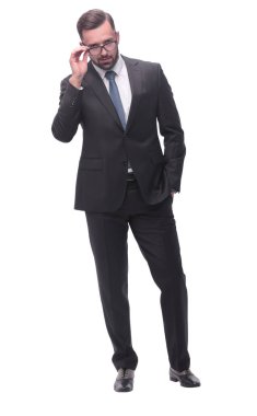 Tam boy. Takım elbiseli başarılı bir genç. beyaz arkaplanda izole