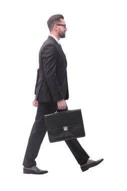Yan görünüş. Deri çantalı iş adamı öne çıkıyor. beyaz arkaplanda izole