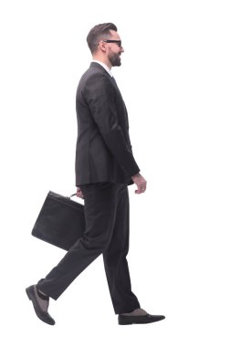 Yan görünüş. Deri çantalı iş adamı öne çıkıyor. beyaz arkaplanda izole