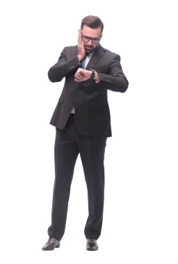 Tam boy. İdari işadamı kol saatine bakıyor. beyaz arkaplanda izole