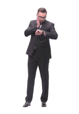 Tam boy. İdari işadamı kol saatine bakıyor. beyaz arkaplanda izole