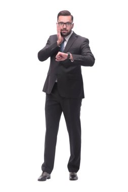 Tam boy. İdari işadamı kol saatine bakıyor. beyaz arkaplanda izole