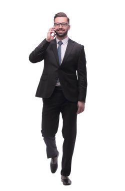 Yan görünüş. Modern iş adamı cep telefonuyla konuşuyor. beyaz arkaplanda izole