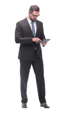 Kendine güvenen iş adamı hesap makinesine güveniyor. beyaz arkaplanda izole