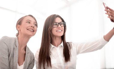 iki çekici kadın selfies .photo metin alanı ile al