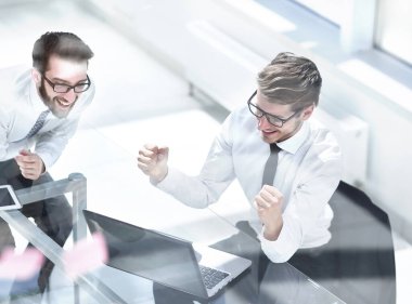 yeni online information.business kavramı tartışmaya iki çalışanı